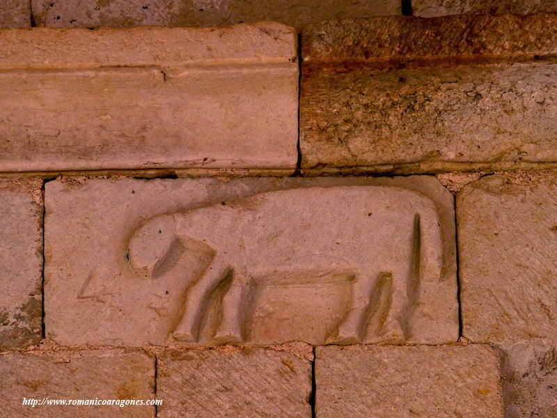 FIGURA TALLADA EN SILLAR DEL BRAZO NORTE